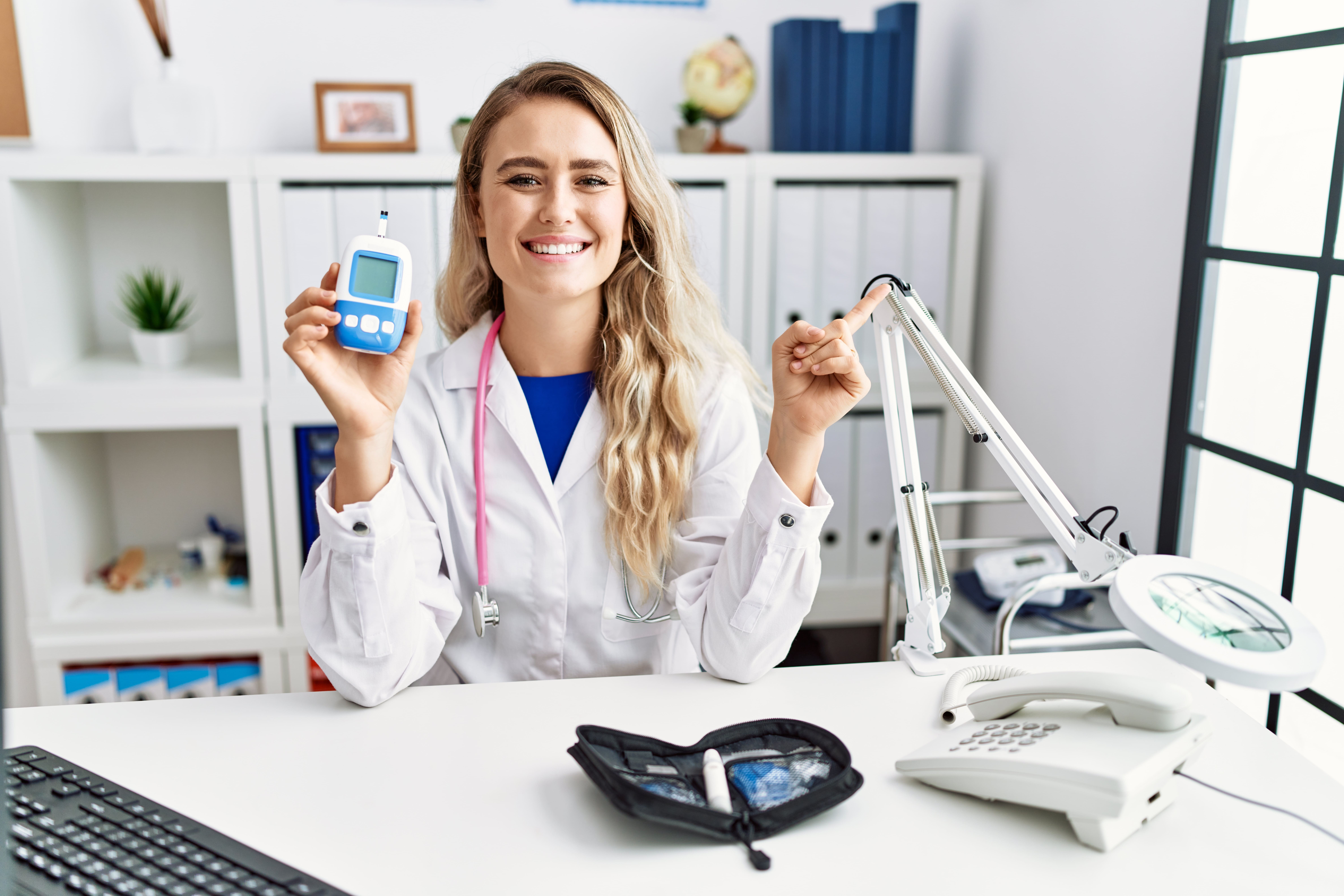 https://bo.farmaciadelomar.pt/FileUploads/servicos/medicao-do-colestrol-total/young-beautiful-doctor-woman-holding-glucose-meter-smiling-happy-pointing-with-hand-finger-side-1.jpg